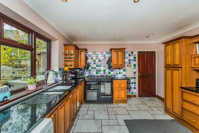5 Bedroom Semi-Detached House For Sale In Holles Crescent, Nottingham, Nottinghamshire, NG7