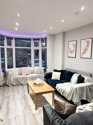 7 Bedroom Semi-Detached House To Rent In St Michaels Crescent, Leeds, LS6