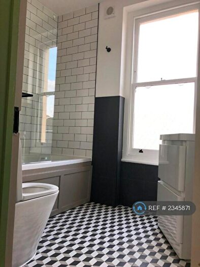 2 Bedroom Flat To Rent In Meeting House Lane, London, SE15