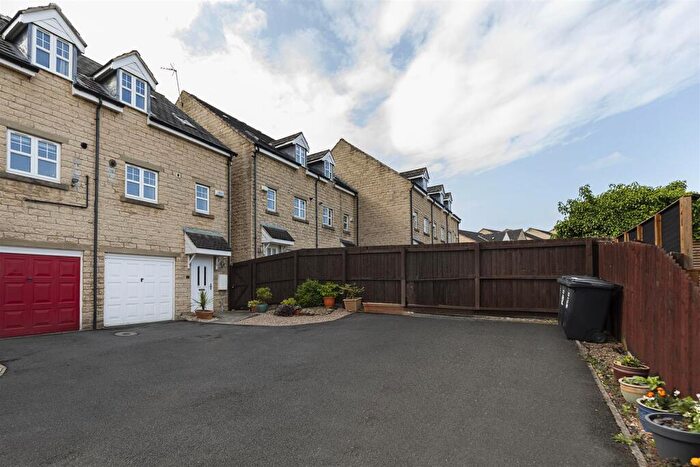 3 Bedroom Town House For Sale In High Bank Close, Elland, HX5