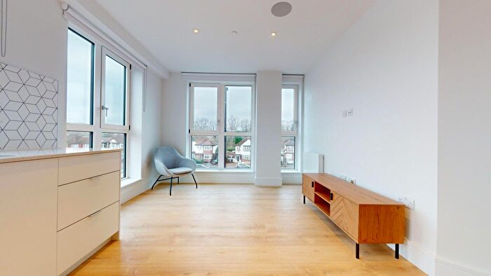 2 Bedroom Flat To Rent In Beverley Way, New Malden, SW20