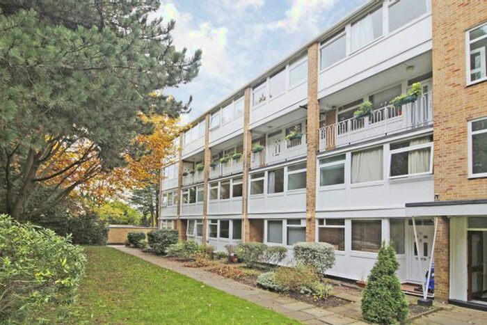 3 Bedroom Maisonette To Rent In Tarnwood Park, London, SE9