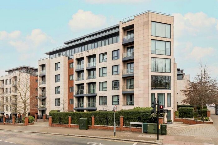2 Bedroom Flat To Rent In Putney Hill, London, SW15