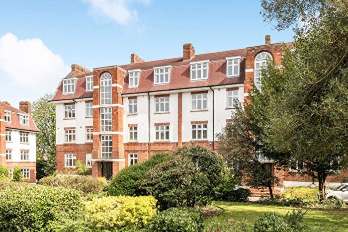 2 Bedroom Apartment For Sale In Highland Road, London, SE19