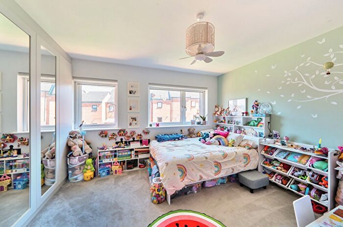 3 Bedroom Terraced House For Sale In Holmesley Road, Borehamwood, Hertfordshire, WD6
