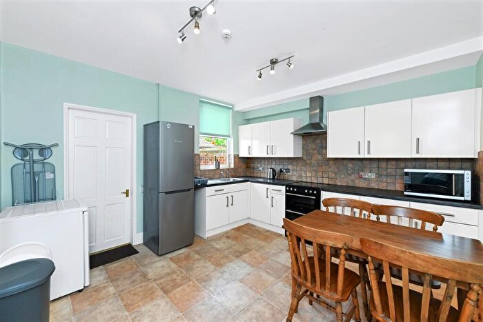 4 Bedroom Semi-Detached House To Rent In Bridge Grove, NG2