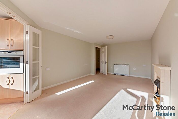 1 Bedroom Flat For Sale In Benedict Court, Western Avenue, Newbury, RG14