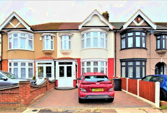 2 Bedroom Flat To Rent In Ashburton Avenue, Ilford, London, IG3