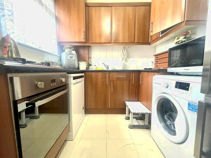 2 Bedroom Flat To Rent In Alberta Road, Enfield, EN1
