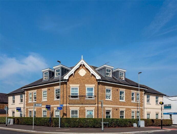 2 Bedroom Flat To Rent In Oak Lane, Windsor, Berkshire, SL4