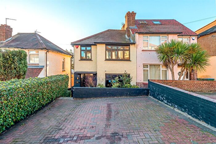 3 Bedroom Semi Detached House For Sale In Duncroft, Plumstead, London, SE18