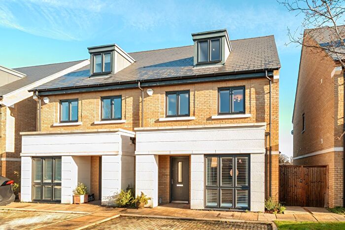 4 Bedroom Detached House For Sale In Orchard Farm Avenue, East Molesey, KT8