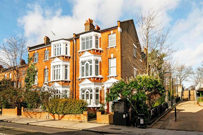 3 Bedroom Flat To Rent In Savernake Road, NW3