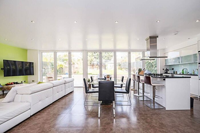 7 Bedroom House To Rent In Basing Hill, Golders Green, London, NW11