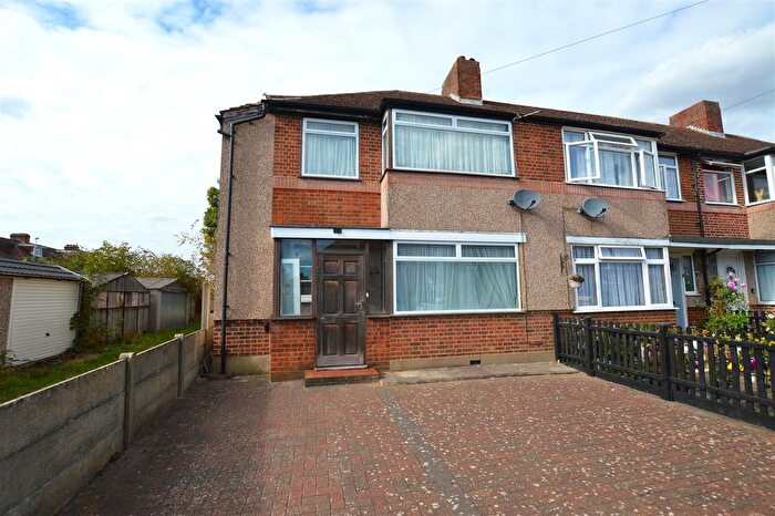3 Bedroom End Of Terrace House For Sale In Meadow Road, Feltham, TW13
