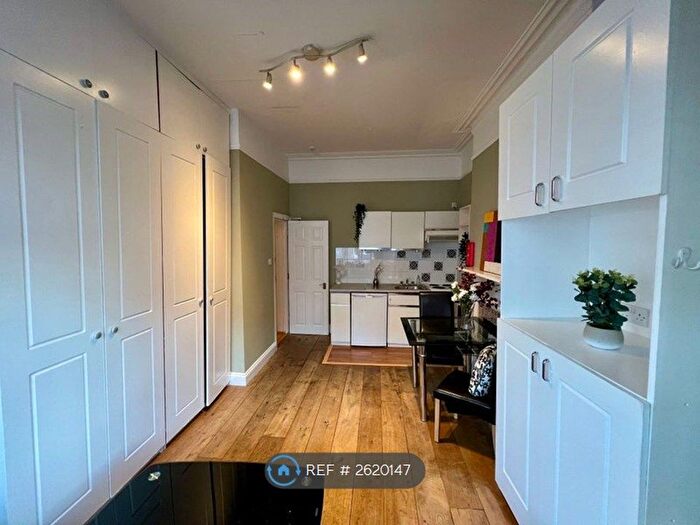 1 Bedroom Flat To Rent In Castletown Road, London, W14