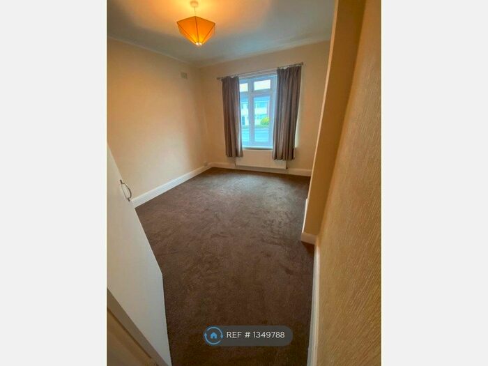 3 Bedroom Bungalow To Rent In Blackfen Road, Sidcup, DA15