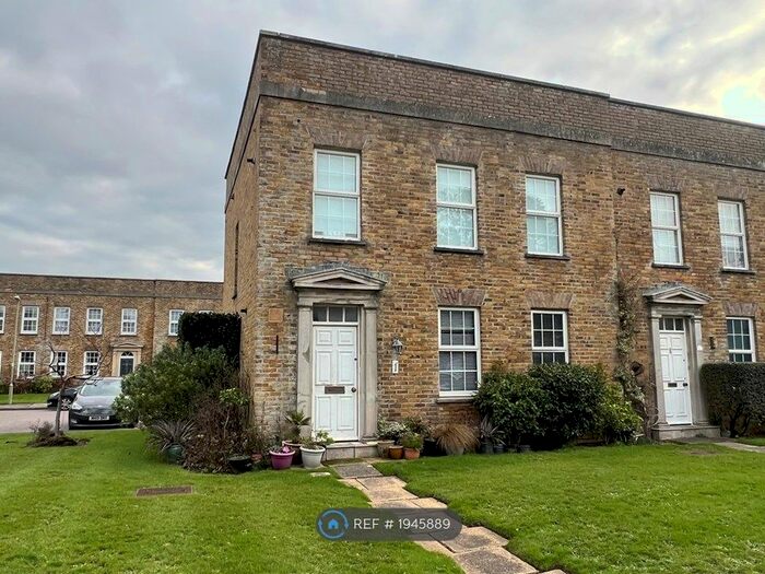 2 Bedroom Flat To Rent In De La Warr Road, Milford On Sea, Lymington, SO41