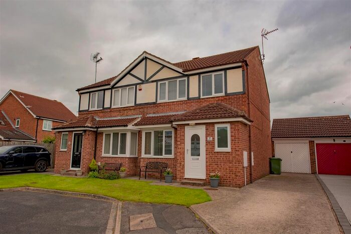 3 Bedroom Semi-Detached House To Rent In Stow Court, Huntington, York, YO32