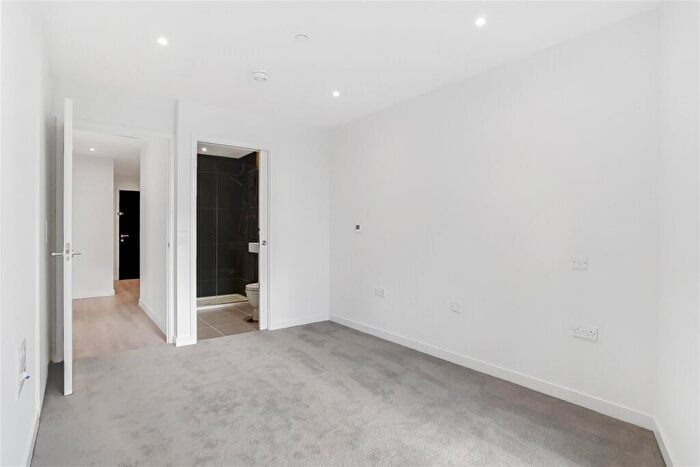 2 Bedroom Apartment For Sale In The Shoreline Building, Newnton Close, N4