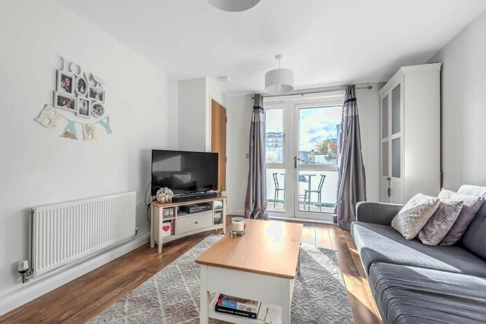 1 Bedroom Flat To Rent In Sharpley Court, Pocock Street, Southwark, SE1