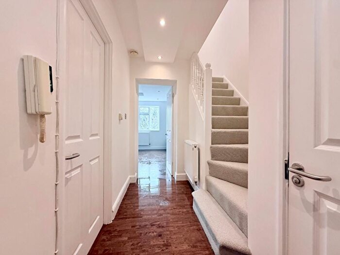 2 Bedroom Flat To Rent In Glendun Road, East Acton, London, W3