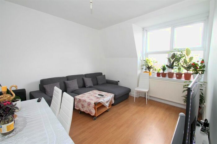 2 Bedroom Flat To Rent In Bowes Road, Palmers Green, London, N13