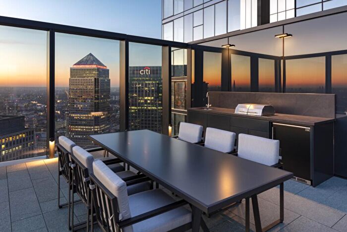 2 Bedroom Apartment For Sale In South Quay Plaza, Canary Wharf, London, E14