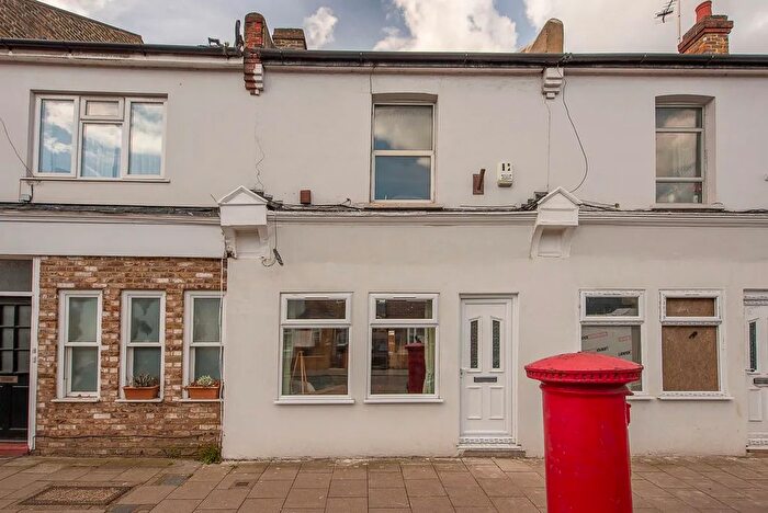 1 Bedroom Flat To Rent In Park Road, Kingston Upon Thames, KT2