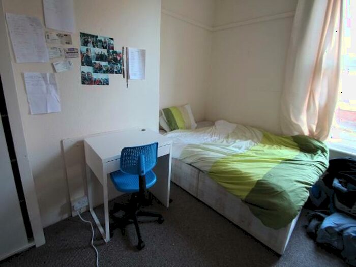 3 Bedroom Flat To Rent In Buckingham Mount, Leeds, LS6