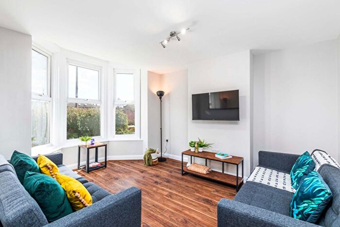 6 Bedroom Semi Detached House To Rent In Norwood Grove, Leeds, LS6