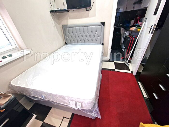 Studio To Rent In Cranbrook Rd, Ilford, IG1