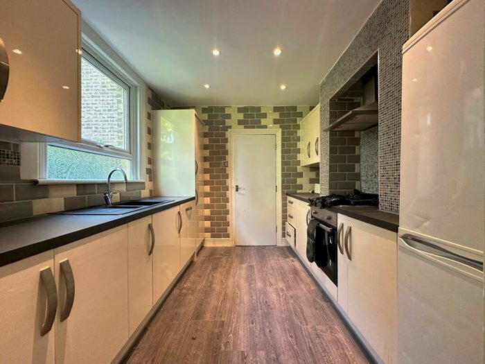 4 Bedroom Terraced House To Rent In Arrow Road, Bromley By Bow, E3