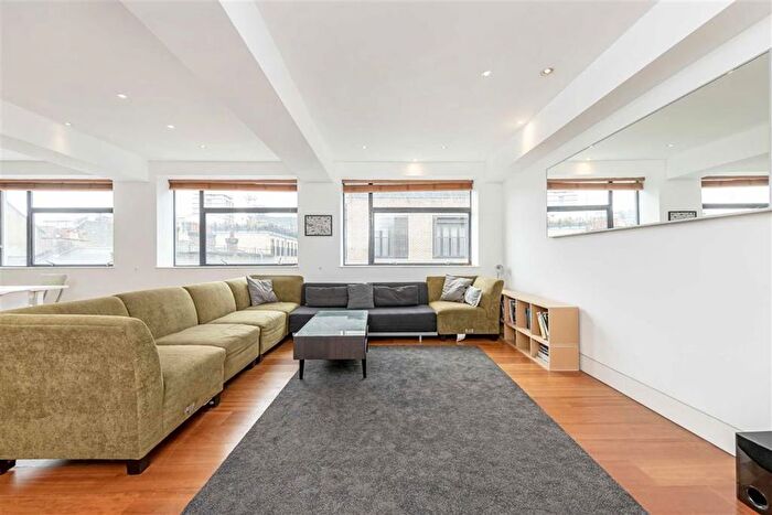 3 Bedroom Flat To Rent In Dean Street, Fitzrovia Amp; Covent Garden, W1D