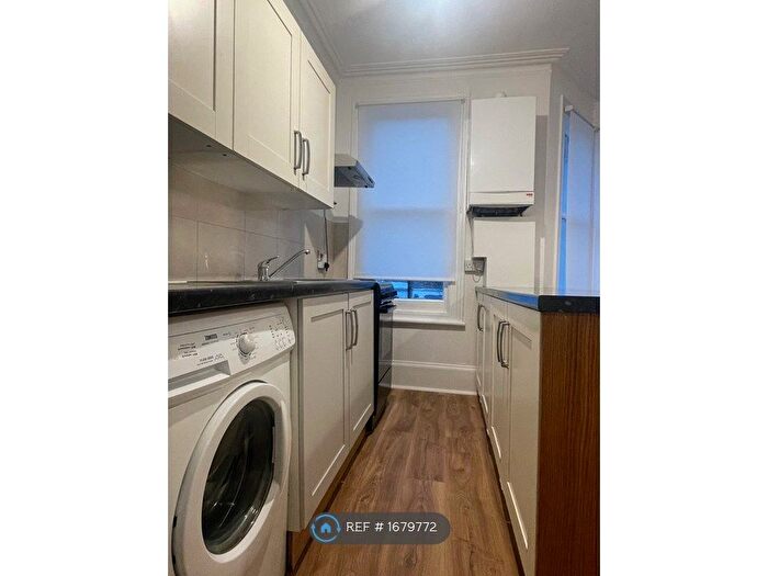 2 Bedroom Flat To Rent In Davisville Road, London, W12
