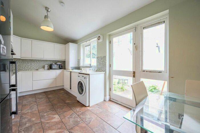 3 Bedroom Flat To Rent In Cleveland Way, Stepney, London, E1
