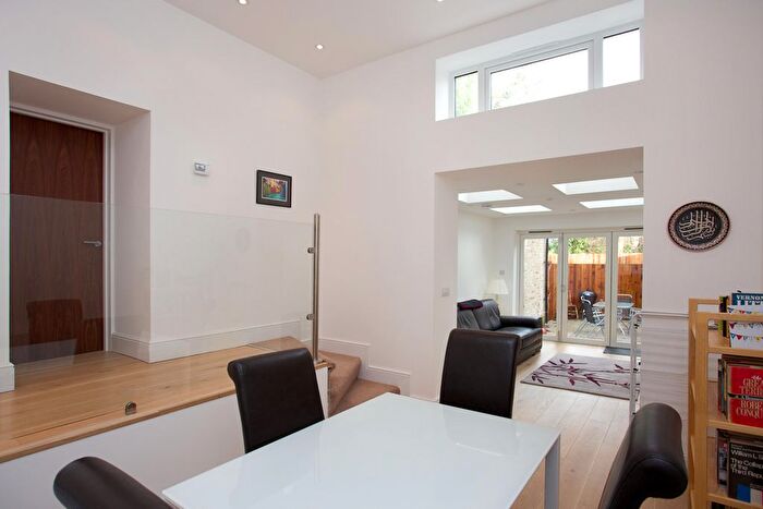 2 Bedroom Flat To Rent In Sternhold Avenue, London, SW2