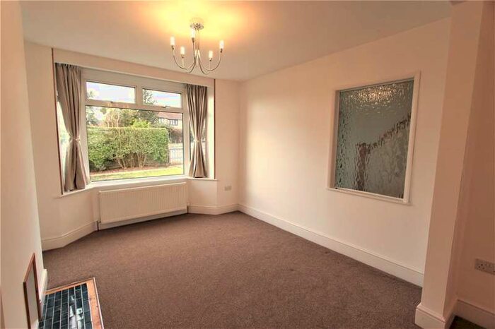 3 Bedroom Detached House To Rent In Cricklade Road, Swindon, Wiltshire, SN2