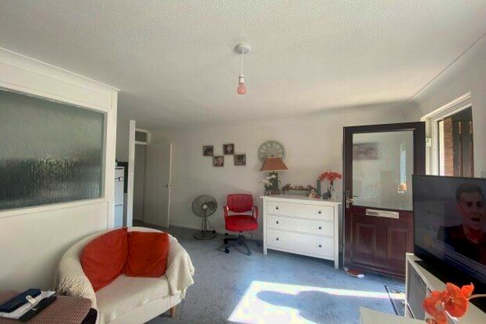 1 Bedroom Flat To Rent In Balcombe Road, Peacehaven, BN10