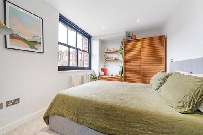 1 Bedroom Apartment For Sale In Silvester Road, East Dulwich, London, SE22