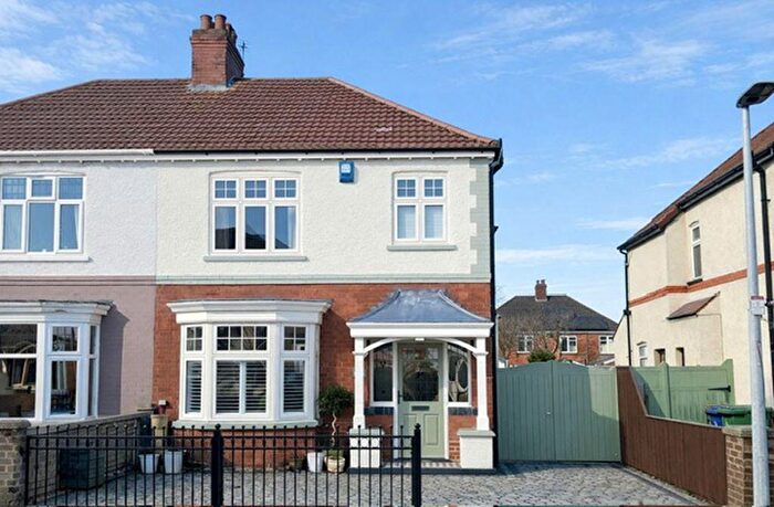 3 Bedroom Semi-Detached House For Sale In St Anns Avenue, Grimsby, DN34