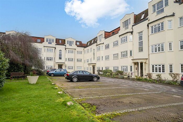 2 Bedroom Block Of Flats For Sale In Etchingham Park Road, London, N3