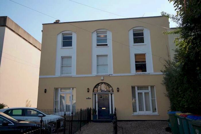 1 Bedroom Flat To Rent In Town Centre GL53