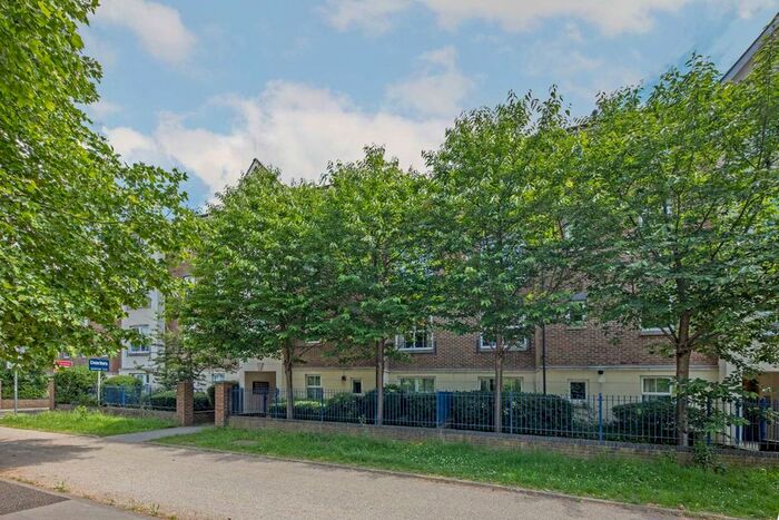 2 Bedroom Flat To Rent In Skerne Walk, Kingston Upon Thames, KT2