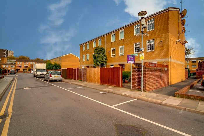 2 Bedroom Maisonette To Rent In Buttermere Walk, Hackney, E8