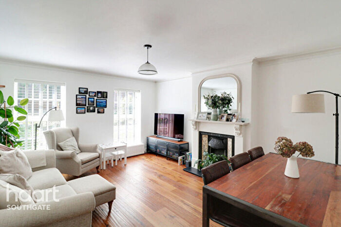 3 Bedroom Apartment For Sale In High Street, London, N14