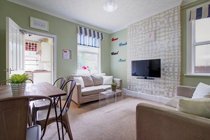 5 Bedroom Terraced House To Rent In Trinity Avenue, Nottingham, NG7