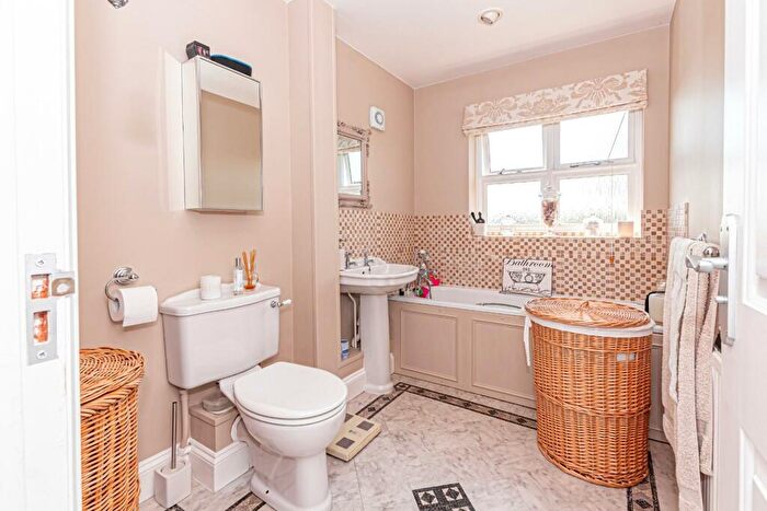 5 Bedroom Detached House For Sale In Stanbridge Road, Tilsworth, Leighton Buzzard, LU7