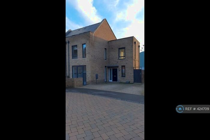 3 Bedroom Semi-Detached House To Rent In Castle Croft Drive, Sheffield, S2
