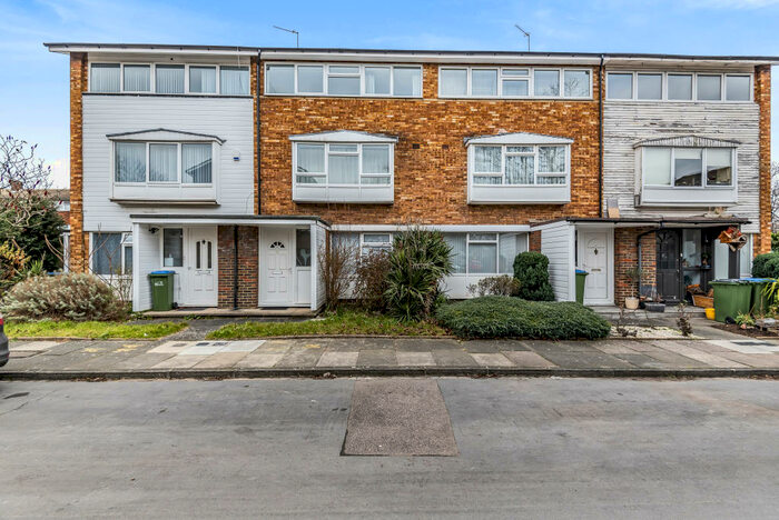 3 Bedroom Apartment To Rent In Southbourne Gardens, Lee, London, SE12